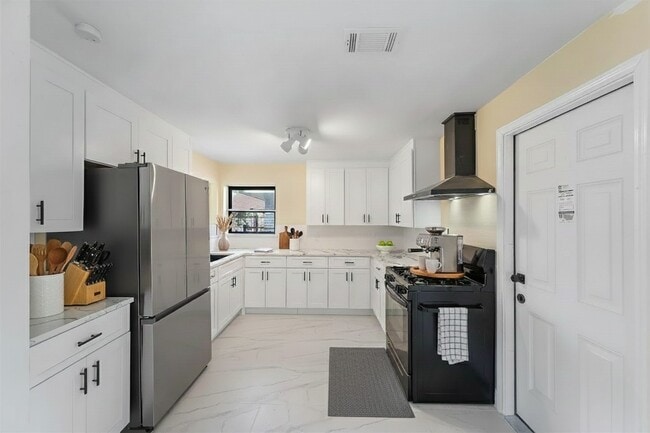 Building Photo - 9711 Bertwood St