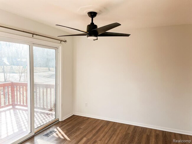 Building Photo - 1104 E Oak Dr