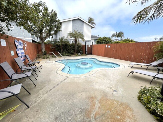 Building Photo - Updated 2 bedroom split level townhome
