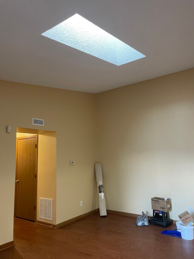 Living Area, Skylight - 44 Providence Dr
