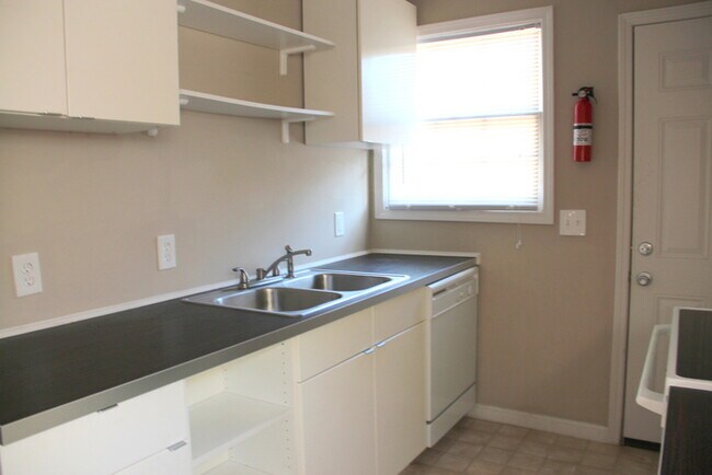 Building Photo - 2 Bedroom / 2 Bath Apartment with w/d hookups in East Nashville!