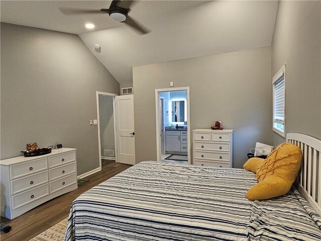 Building Photo - 1052 Indian Hills Pkwy NE