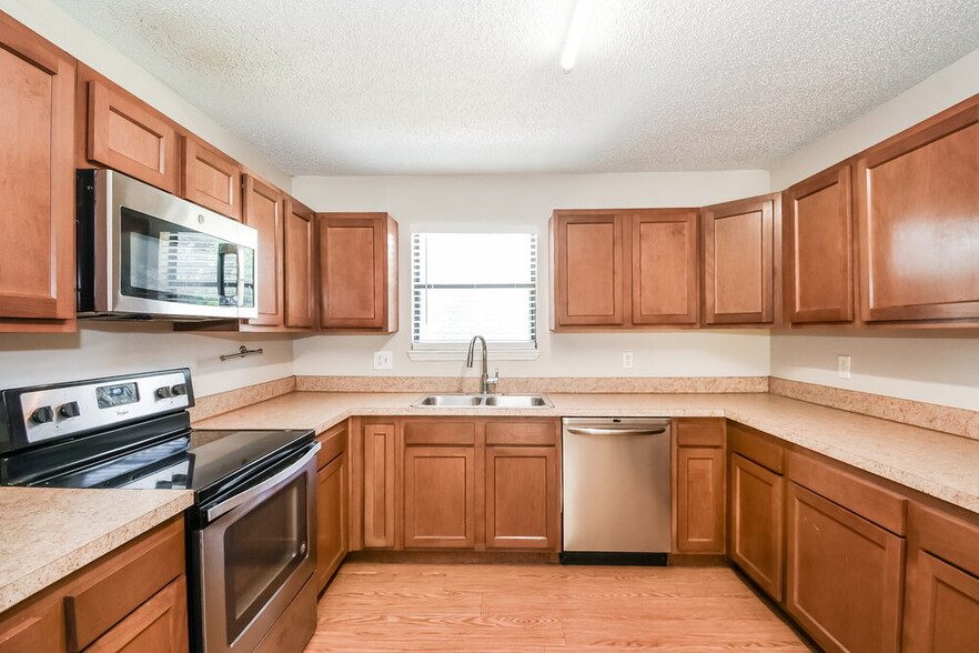 Building Photo - 8442 Finwood Ave