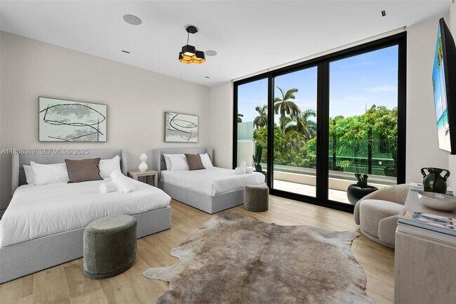 Building Photo - 3306 NE 16th St