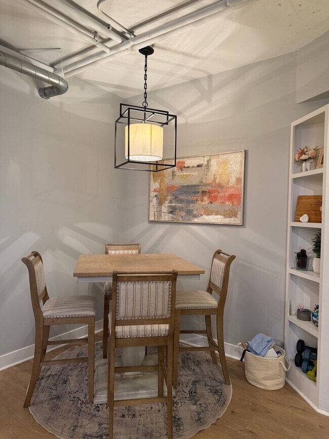 Building Photo - Two Bed/Two Bath Condo in Downtown