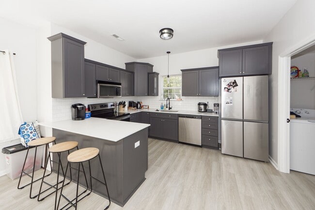 Building Photo - 4 Bedroom 2.5 Bath House in Woodland Lakes - Goose Creek