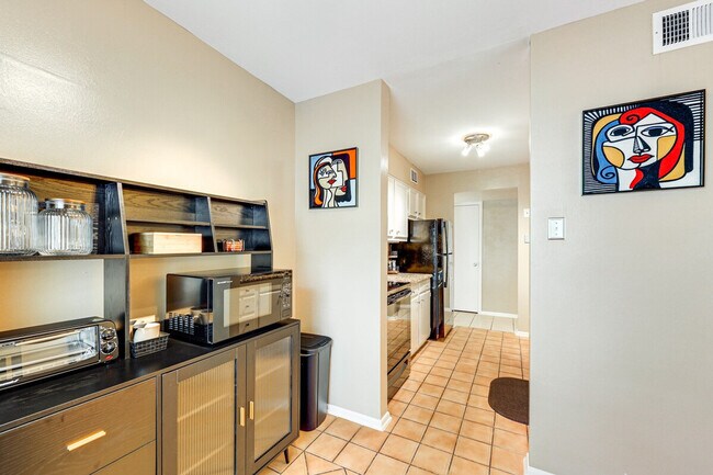 Building Photo - 8702 Village Dr