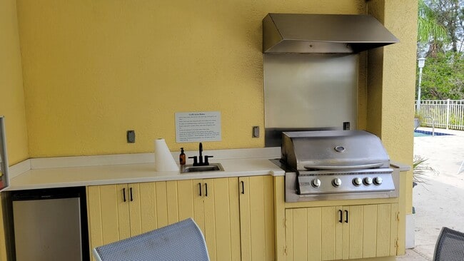 Building Photo - Annual UNfurnished 2/2 ground floor condo in water front boating community