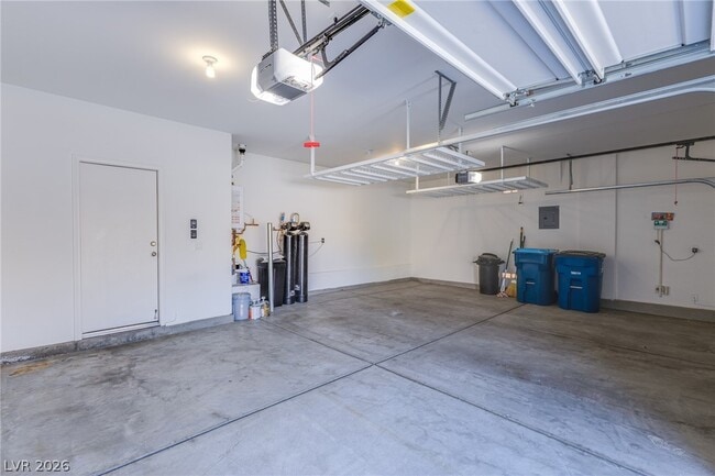 Building Photo - 10119 Amana Oaks Ave