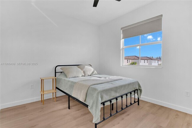 Building Photo - 2444 SE 24th Ave