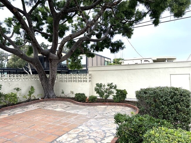 Building Photo - La Jolla - 2 BR / 1 BA Cottage at the Cove...