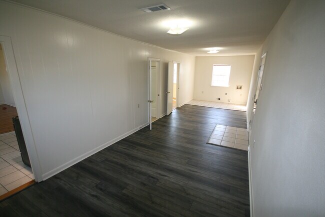 Building Photo - 2121 Rose Dr