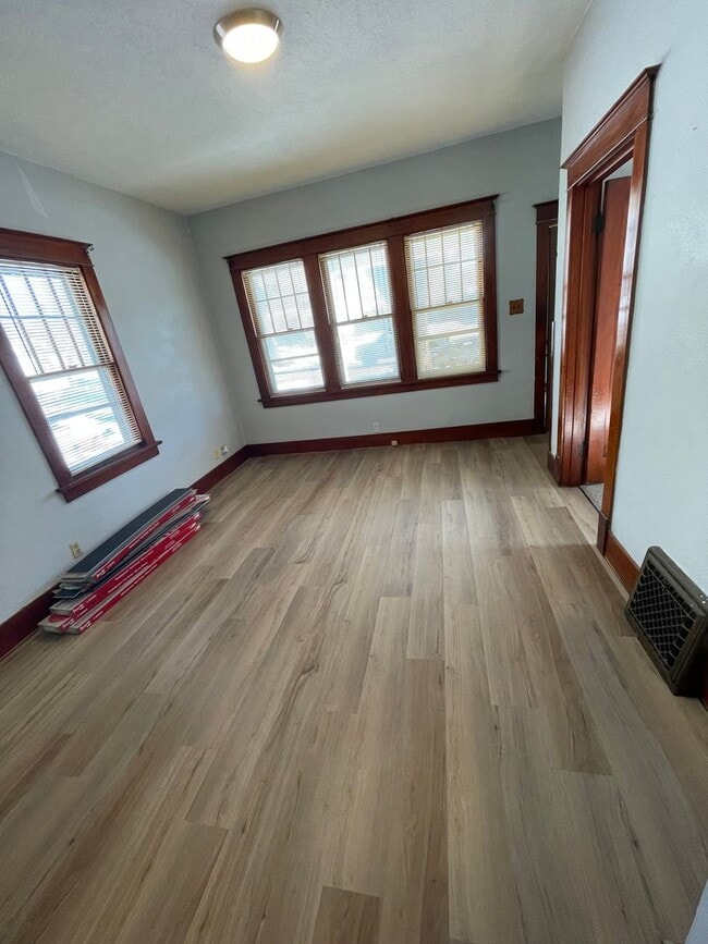Building Photo - 3 Bed 1 Bath House