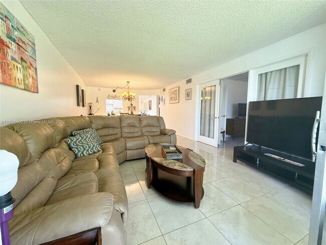 Building Photo - 9820 S Hollybrook Lake Dr