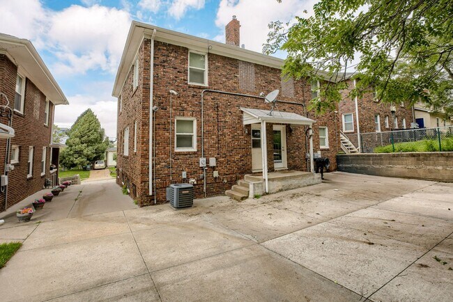 Building Photo - Spacious 3 Bedroom Duplex in the Heart of Midtown Featuring Detached Garage!!