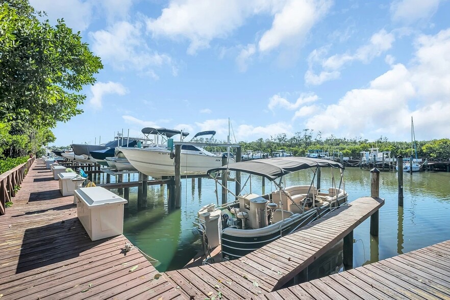 Marina - 1332 Pasadena Ave S