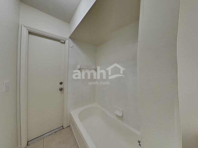 Building Photo - 5731 NW Zenith Dr