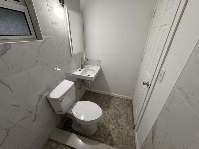 Building Photo - 3350 Powerline Rd