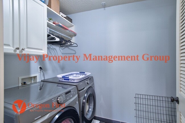Building Photo - 825 NE Wheelock Pl