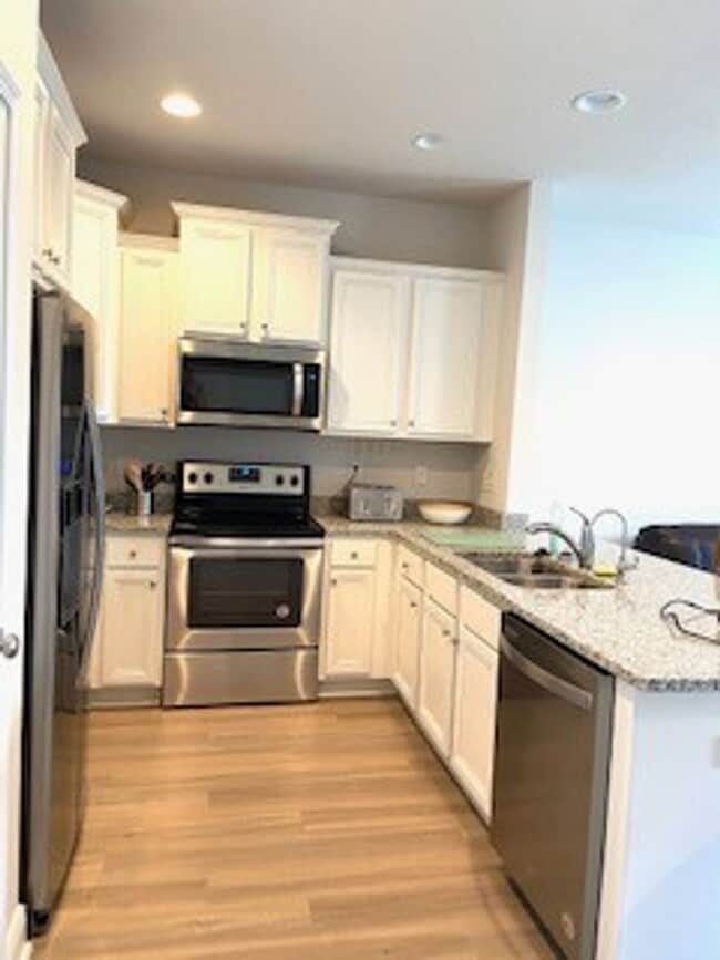 Building Photo - FURNISHED!!!  BEAUTIFUL 3 BEDROOM 2.5 BATH...