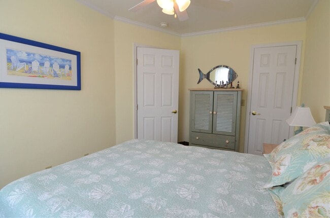 Building Photo - 3 BR, 2.5 BA Versailles Townhouse - Pet Fr...