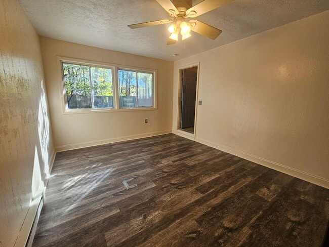 Building Photo - 4790 Sunnybrook Rd