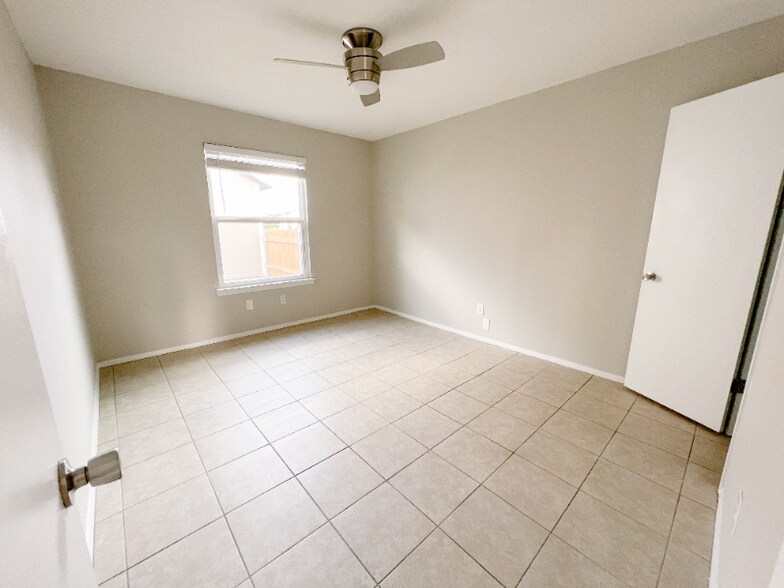 Building Photo - 1602 Dale Cove