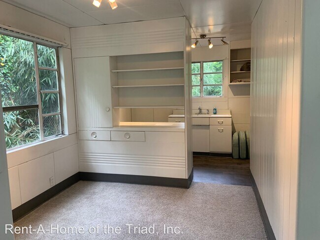 Building Photo - 2 br, 1 bath House - 2103 Dellwood Drive