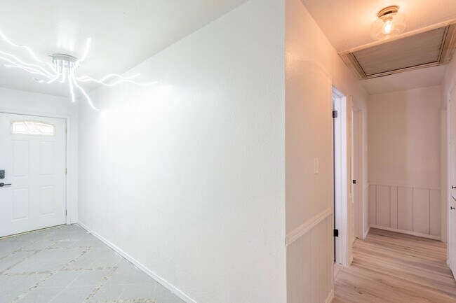 Building Photo - Bright and clean 3 bedroom home!