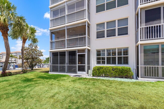 Building Photo - 911 Gardenia Dr