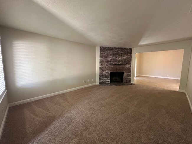 Building Photo - 2 Bedroom 2 Bathroom Updated Duplex with Y...