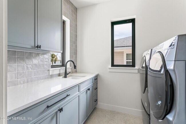 Building Photo - 207 Lora St