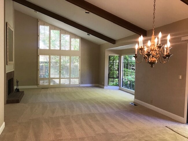 Building Photo - Wonderful 3 bedroom, 2 bath single level home in desirable Orinda Woods community-now available f...