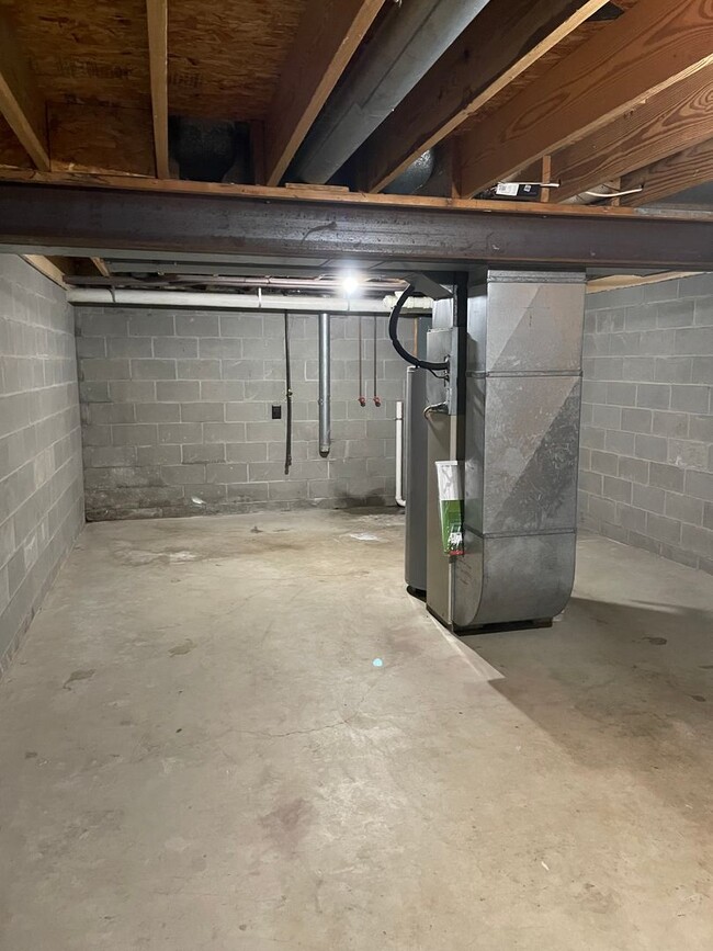 Building Photo - 513-F S Silverwood Lane