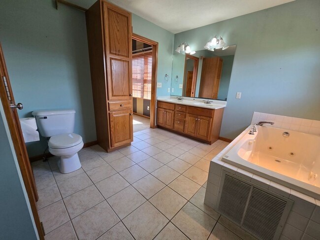 Building Photo - Beautiful 4 bedroom home in Normal!