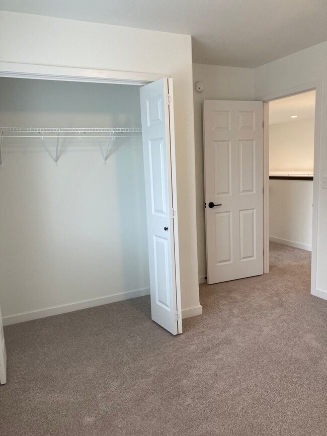 Building Photo - 4 Bed 2 Bath Single Family Home
