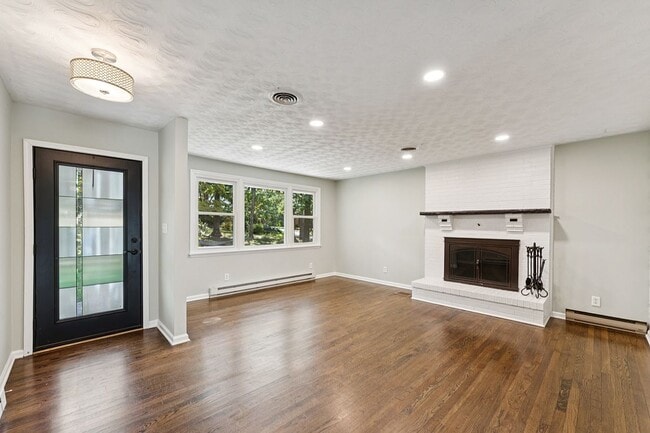 Building Photo - 732 Muller Rd