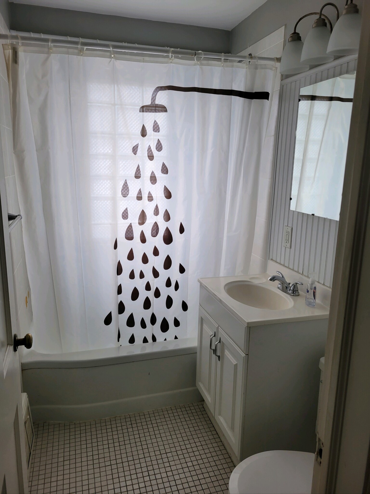 Main Floor Bath with Tub - 5525 Vincent Ave S