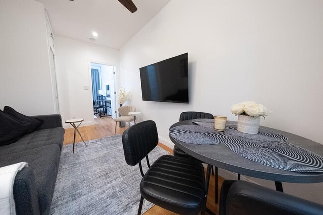 Building Photo - 302 E 104th St