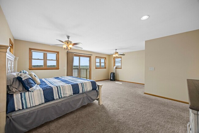 Building Photo - 15414 N River Beach Dr