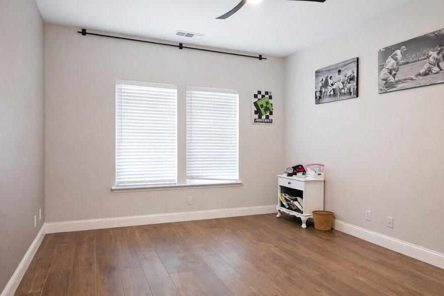 Building Photo - 2917 Dustin Dr