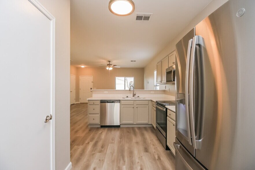 Building Photo - 2593 S Powell Rd