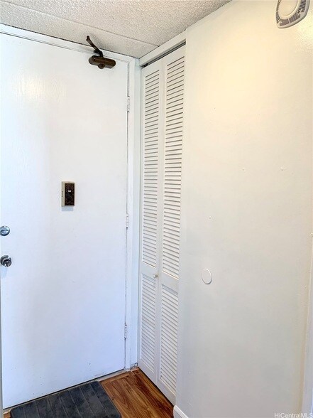 Building Photo - 411 Hobron Ln