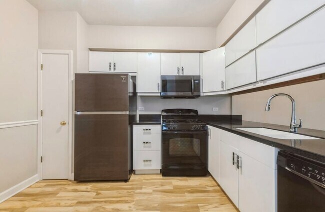 Building Photo - 533 Woodhaven Dr