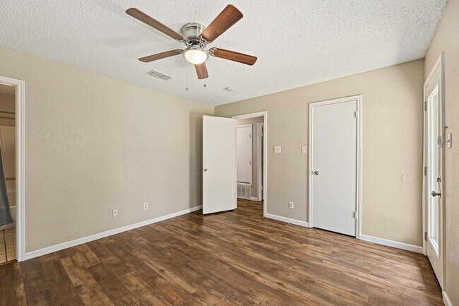 Building Photo - 906 Oleander Ln