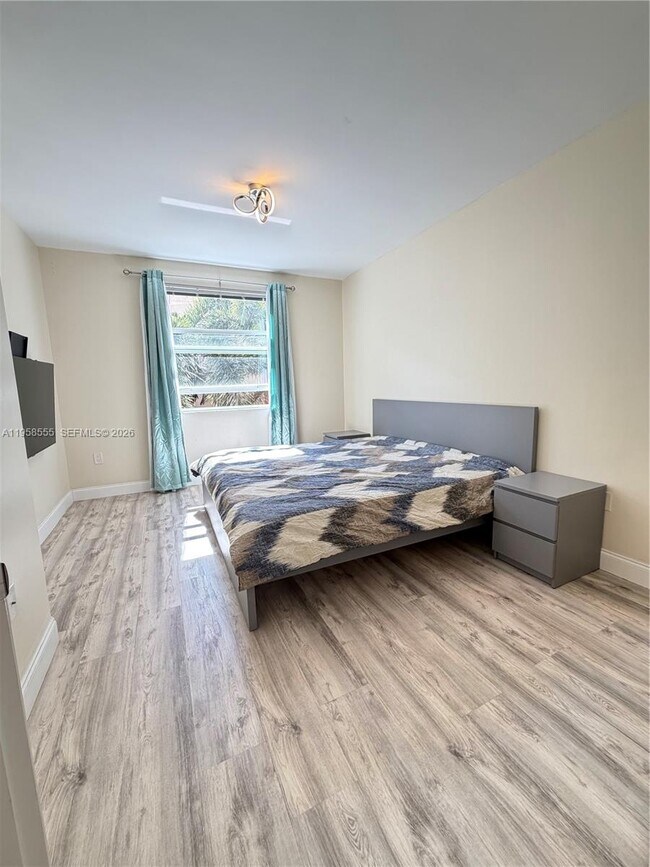 Building Photo - 17150 N Bay Rd