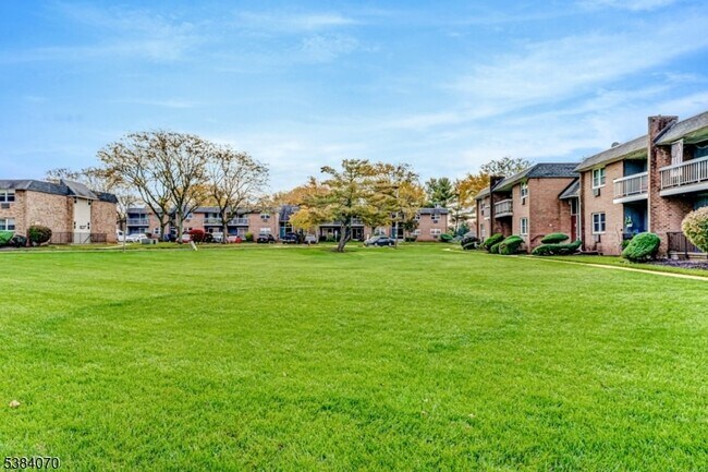 Building Photo - 807 Eves Dr