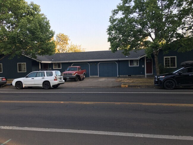 Building Photo - 930-940 E 24th Ave