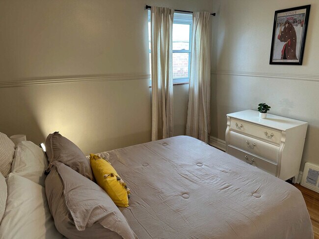 Building Photo - 2933 Ivanhoe St