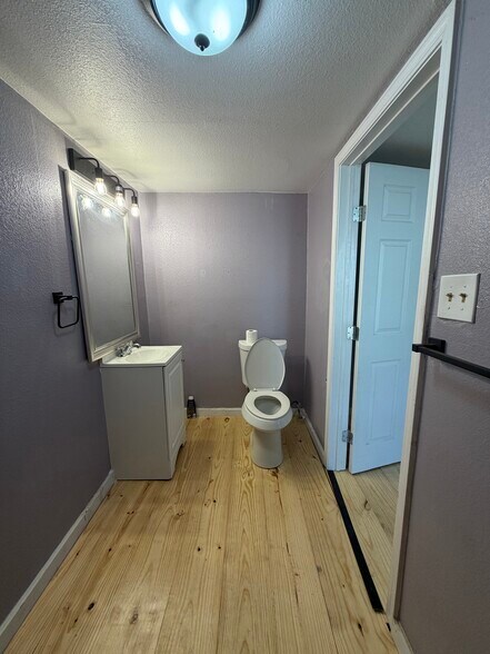 Building Photo - 830 Benavides St